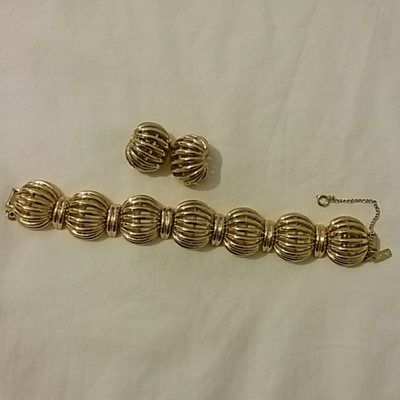 Vintage MONET bracelet and earrings set - Picture 6 of 8